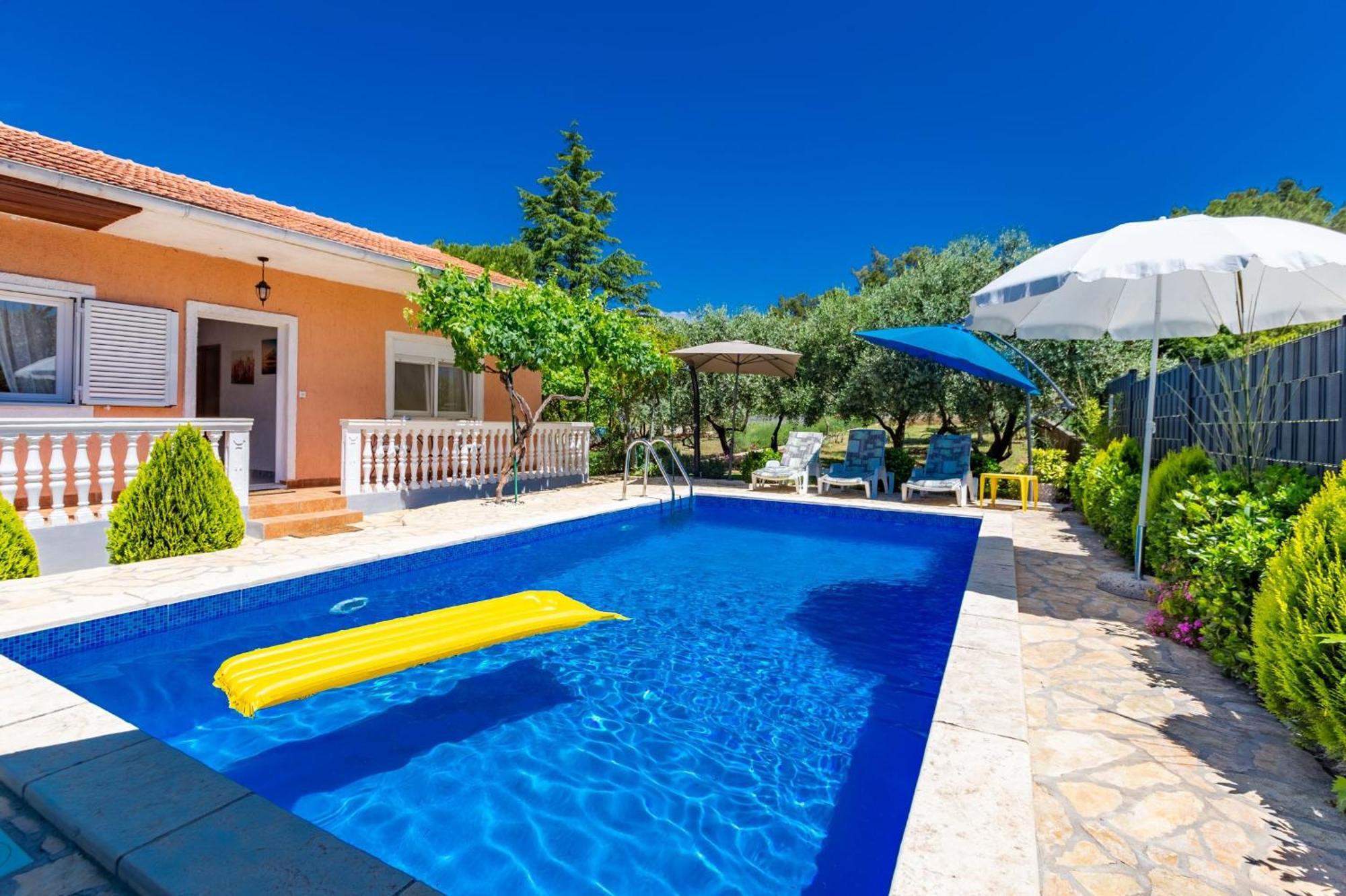 Holiday Home Flora Zara Esterno foto