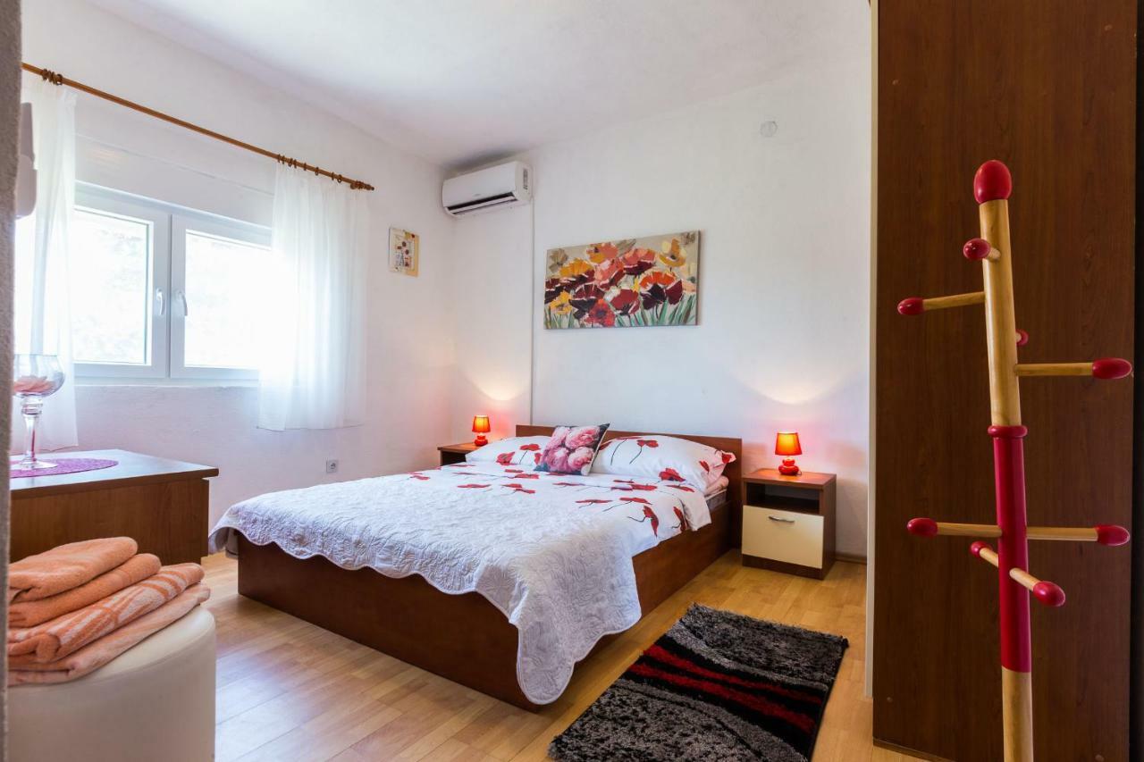 Holiday Home Flora Zara Esterno foto