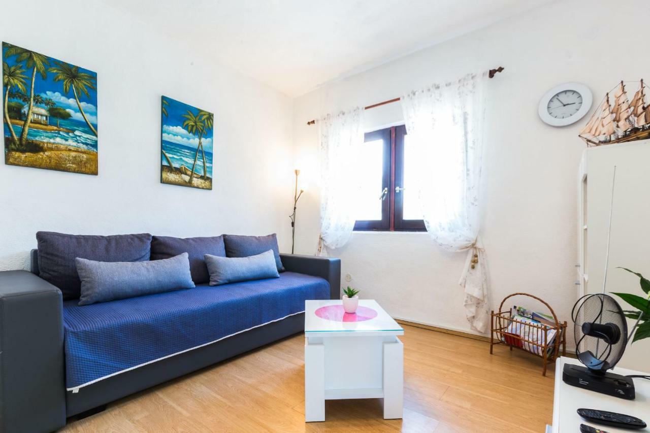 Holiday Home Flora Zara Esterno foto