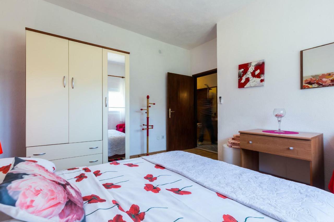 Holiday Home Flora Zara Esterno foto
