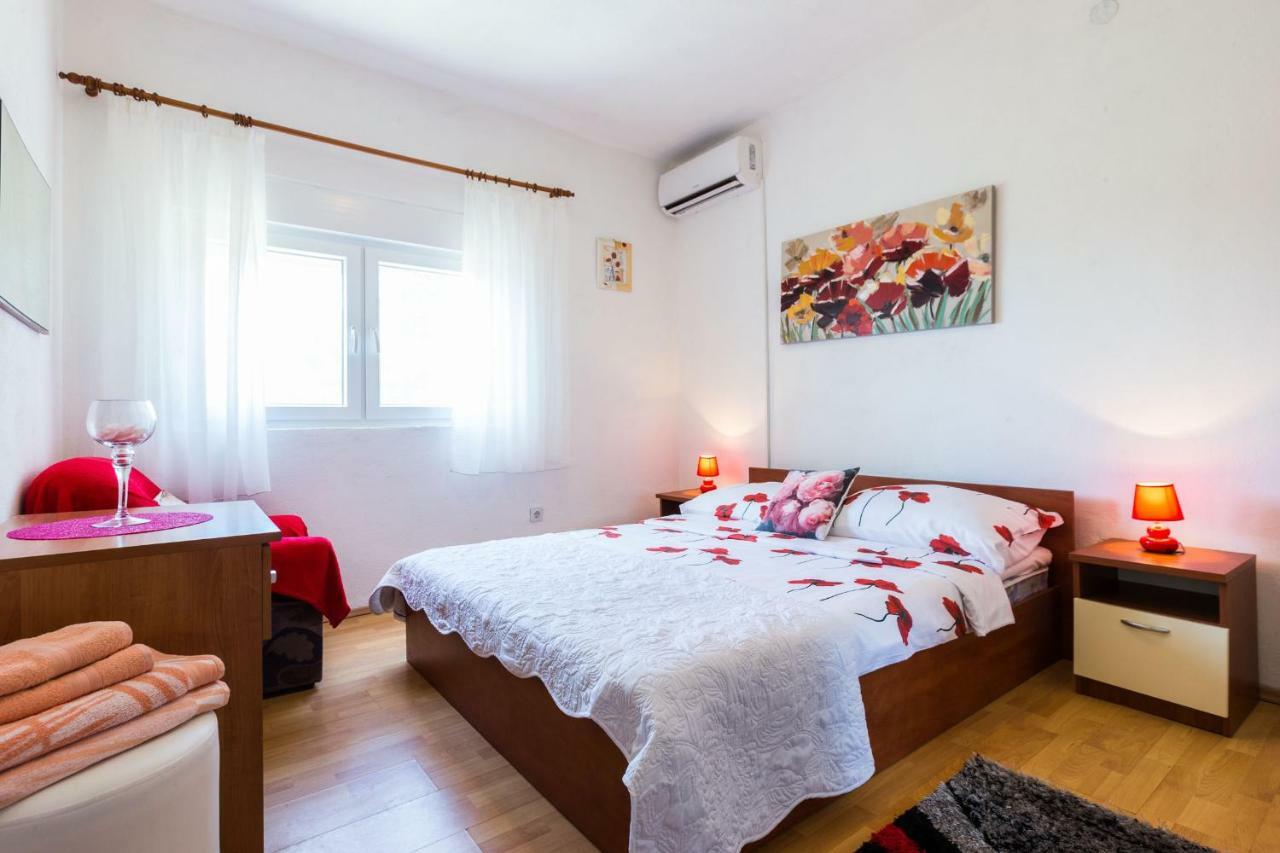 Holiday Home Flora Zara Esterno foto