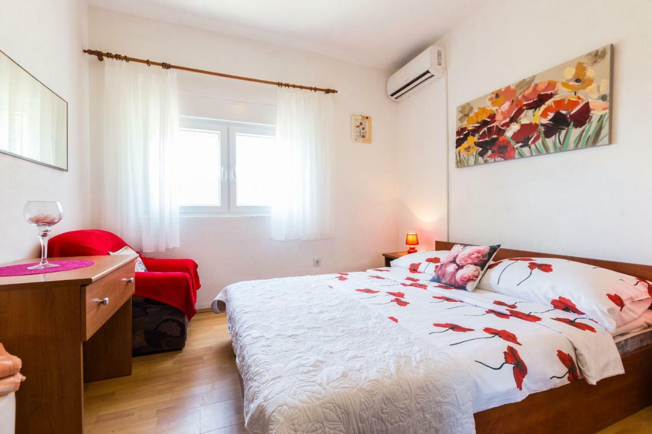 Holiday Home Flora Zara Esterno foto